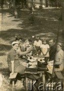 1938, Wilno, Polska.
Stefan Petrusewicz (w głębi)  z rodziną (z prawej ojciec) i znajomymi w dniu Bożego Ciała.
Fot. NN, udostępnili Ewa i Stefan Petrusewiczowie, zbiory Ośrodka KARTA