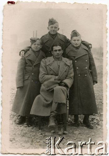 Luty 1943, Teheran, Iran.
Obóz wojskowy. Stefan Petrusewicz (na górze) z kolegami, z lewej: Adamowicz, z prawej Kujacz oraz perskim oficerem.
Fot. NN, udostępnili Ewa i Stefan Petrusewiczowie, zbiory Ośrodka KARTA
