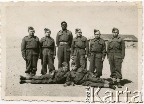 Luty 1943, Teheran, Iran.
Junacy: 2. z prawej Stefan Petrusewicz, na dole z prawej Sobański.
Fot. NN, udostępnili Ewa i Stefan Petrusewiczowie, zbiory Ośrodka KARTA