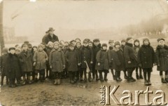 Wiosna 1938, Wilno, Litwa.
Grupa dzieci z nauczycielem Dymszą podczas wycieczki, nad rzeką Wilią. W środku Stefan Petrusewicz.
Fot. NN, udostępnili Ewa i Stefan Petrusewiczowie, zbiory Ośrodka KARTA