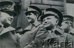 Lato 1944, Halton, Anglia, Wielka Brytania.
Uczniowie szkoły lotniczej, od lewej: Stefan Petrusewicz, Basztabin, Płusa, Królikowski.
Fot. NN, udostępnili Ewa i Stefan Petrusewiczowie, zbiory Ośrodka KARTA