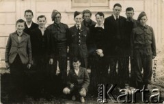 1946, południowa Irlandia.
5. z lewej Stefan Petrusewicz, uczeń szkoły lotniczej w Halton.
Fot. NN, udostępnili Ewa i Stefan Petrusewiczowie, zbiory Ośrodka KARTA