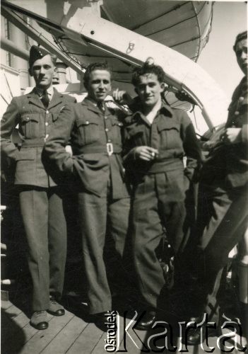 26.03.1949, brak miejsca.
Żołnierze Royal Air Force na statku Empire Pride w drodze do Egiptu, z lewej Stefan Petrusewicz.
Fot. NN, udostępnili Ewa i Stefan Petrusewiczowie, zbiory Ośrodka KARTA