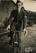 30.10.1946, Halton, Anglia, Wielka Brytania.
Stefan Petrusewicz, uczeń szkoły lotniczej, na rowerze.
Fot. NN, udostępnili Ewa i Stefan Petrusewiczowie, zbiory Ośrodka KARTA