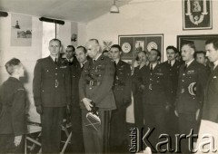 Wrzesień 1943, Halton, Anglia, Wielka Brytania.
Wizyta Naczelnego Wodza Polskich Sił Zbrojnych gen. Kazimierza Sosnkowskiego w szkole lotniczej. W powitaniu uczestniczy najmłodszy uczeń szkoły Stefan Petrusewicz.
Fot. Polska YMCA w Wielkiej Brytanii, udostępnili Ewa i Stefan Petrusewiczowie, zbiory Ośrodka KARTA