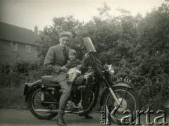 Czerwiec 1954, Burton on the Wolds koło Loughborough, Anglia, Wielka Brytania.
Stefan Petrusewicz z siostrzenicą Haliną na motorze.
Fot. NN, udostępnili Ewa i Stefan Petrusewiczowie, zbiory Ośrodka KARTA