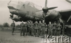 30.05.1947, Halton, Anglia, Wielka Brytania.
Kadeci szkoły lotniczej przy samolocie, z przodu Stefan Petrusewicz.
Fot. NN, udostępnili Ewa i Stefan Petrusewiczowie, zbiory Ośrodka KARTA