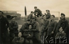 1947, Halton, Anglia, Wielka Brytania.
Kadeci szkoły lotniczej przy samolocie, przy samolocie 3. z prawej Stefan Petrusewicz.
Fot. NN, udostępnili Ewa i Stefan Petrusewiczowie, zbiory Ośrodka KARTA