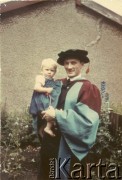 Lato 1963, Anglia, Wielka Brytania.
Stefan Petrusewicz z córką w dniu otrzymania dyplomu doktora Uniwersytetu Southampton.
Fot. NN, udostępnili Ewa i Stefan Petrusewiczowie, zbiory Ośrodka KARTA