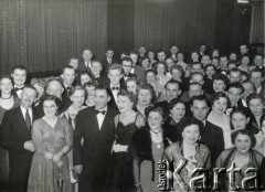 1956, Bristol, Anglia, Wielka Brytania.
Bal Polonii. Pośrodku w muszce Stefan Petrusewicz.
Fot. NN, udostępnili Ewa i Stefan Petrusewiczowie, zbiory Ośrodka KARTA