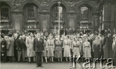 Wrzesień 1952, Londyn, Anglia, Wielka Brytania.
Grupa harcerek podczas pogrzebu Przewodniczącego Związku Harcerstwa Polskiego poza granicami kraju Stanisława Sieleckiego, z przodu 4. z prawej stoi Ewa Drągowska (potem Petrusewicz).
Fot. NN, udostępnili Ewa i Stefan Petrusewiczowie, zbiory Ośrodka KARTA
