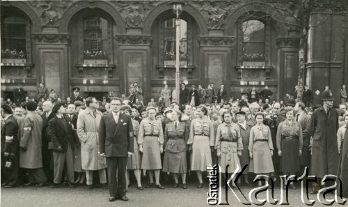 Wrzesień 1952, Londyn, Anglia, Wielka Brytania.
Grupa harcerek podczas pogrzebu Przewodniczącego Związku Harcerstwa Polskiego poza granicami kraju Stanisława Sieleckiego, z przodu 4. z prawej stoi Ewa Drągowska (potem Petrusewicz).
Fot. NN, udostępnili Ewa i Stefan Petrusewiczowie, zbiory Ośrodka KARTA
