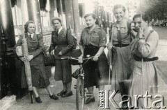Ok.1955, Anglia, Wielka Brytania.
Grupa harcerek, 2. z prawej Ewa Drągowska (potem Petruewicz).
Fot. NN, udostępnili Ewa i Stefan Petrusewiczowie, zbiory Ośrodka KARTA