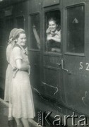 Ok. 1955, Ventnor, Anglia, Wielka Brytania.
Harcerki przy pociągu.
Fot. NN, udostępnili Ewa i Stefan Petrusewiczowie, zbiory Ośrodka KARTA