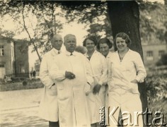 Lata 30., Polska.
Personel medyczny, z przodu z lewej stoi Bronisław Żelski.
Fot. NN, udostępnili Ewa i Stefan Petrusewiczowie, zbiory Ośrodka KARTA