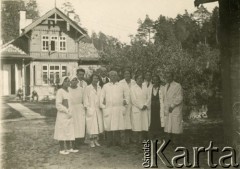 Lata 30., Polska.
Personel medyczny, z przodu z lewej stoi Bronisław Żelski.
Fot. NN, udostępnili Ewa i Stefan Petrusewiczowie, zbiory Ośrodka KARTA