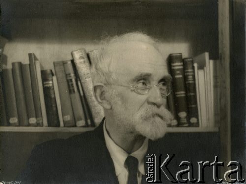 Prawdopodobnie przed 1939, Wilno, Polska.
Stanisław Kościałkowski, historyk, przed 1939 profesor Uniwersytetu Stefana Batorego w Wilnie, aresztowany w 1941, wywieziony do ZSRR. Opuścił Związek Radziecki w 1942 roku, trafił na Bliski Wschód. Był organizatorem życia kulturalnego, wydawniczego i szkolnictwa w Teheranie i Bejrucie. W 1950 wyjechał do Anglii, gdzie m.in. wykładał na Polskim Uniwersytecie w Londynie. 
Fot. NN, udostępnili Ewa i Stefan Petrusewiczowie, zbiory Ośrodka KARTA