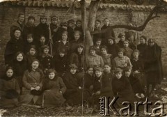 Lata 30., Wilno, Polska.
Uczennice Państwowego Gimnazjum Żeńskiego im. Księcia Adama Czartoryskiego.
Fot. NN, udostępnili Ewa i Stefan Petrusewiczowie, zbiory Ośrodka KARTA