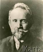 Lata 30.-lata 40., brak miejsca.
Stanisław Kościałkowski, historyk, przed 1939 profesor Uniwersytetu Stefana Batorego w Wilnie, aresztowany w 1941, wywieziony do ZSRR. Opuścił Związek Radziecki w 1942 roku, trafił na Bliski Wschód. Był organizatorem życia kulturalnego, wydawniczego i szkolnictwa w Teheranie i Bejrucie. W 1950 wyjechał do Anglii, gdzie m.in. wykładał na Polskim Uniwersytecie w Londynie. 
Fot. NN, udostępnili Ewa i Stefan Petrusewiczowie, zbiory Ośrodka KARTA