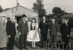 Po 1945, Wielka Brytania.
Wizyta gen. Władysława Andersa w polskim osiedlu. 1. z lewej pracownik oświatowy Antoni Drągowski (ojciec Ewy Petrusewicz).
Fot. NN, udostępnili Ewa i Stefan Petrusewiczowie, zbiory Ośrodka KARTA