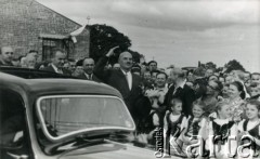 Po 1945, Wielka Brytania.
Wizyta gen. Władysława Andersa w polskim osiedlu. 3. z lewej pracownik oświatowy Antoni Drągowski (ojciec Ewy Petrusewicz).
Fot. NN, udostępnili Ewa i Stefan Petrusewiczowie, zbiory Ośrodka KARTA