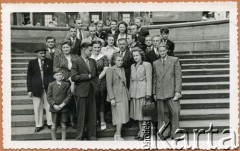 Po 1945, Wielka Brytania.
Grupa osób na schodach przed budynkiem, z tyłu 1. z lewej pracownik oświatowy Antoni Drągowski (ojciec Ewy Petrusewicz).
Fot. NN, udostępnili Ewa i Stefan Petrusewiczowie, zbiory Ośrodka KARTA