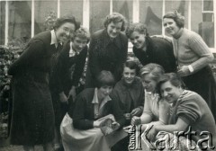 Lata 50., Anglia, Wielka Brytania.
Ewa Drągowska (stoi 2. z prawej, potem Petrusewicz) z koleżankami ze studiów i wykładowczyniami.
Fot. NN, udostępnili Ewa i Stefan Petrusewiczowie, zbiory Ośrodka KARTA