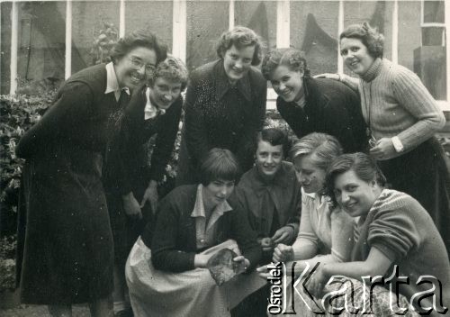 Lata 50., Anglia, Wielka Brytania.
Ewa Drągowska (stoi 2. z prawej, potem Petrusewicz) z koleżankami ze studiów i wykładowczyniami.
Fot. NN, udostępnili Ewa i Stefan Petrusewiczowie, zbiory Ośrodka KARTA