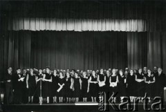 Lata 50., Anglia, Wielka Brytania.
Sala koncertowa, występ chóru, do którego należała Ewa Petrusewicz.
Fot. NN, udostępnili Ewa i Stefan Petrusewiczowie, zbiory Ośrodka KARTA