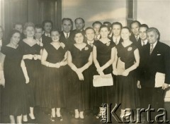 Lata 50., Londyn, Anglia, Wielka Brytania.
Członkowie Chóru Chopina, z przodu 3. z prawej Ewa Petrusewicz.
Fot. NN, udostępnili Ewa i Stefan Petrusewiczowie, zbiory Ośrodka KARTA