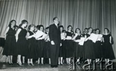 Lata 50., Anglia, Wielka Brytania.
Sala koncertowa, występ Chóru Chopina, z przodu 5. z prawej Ewa Petrusewicz.
Fot. NN, udostępnili Ewa i Stefan Petrusewiczowie, zbiory Ośrodka KARTA