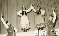 Lata 50., Anglia, Wielka Brytania.
Występ polskiego zespołu, na górze z lewej Ewa Drągowska (potem Petrusewicz).
Fot. NN, udostępnili Ewa i Stefan Petrusewiczowie, zbiory Ośrodka KARTA