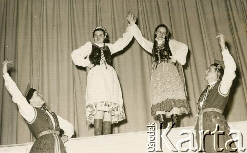 Lata 50., Anglia, Wielka Brytania.
Występ polskiego zespołu, na górze z lewej Ewa Drągowska (potem Petrusewicz).
Fot. NN, udostępnili Ewa i Stefan Petrusewiczowie, zbiory Ośrodka KARTA