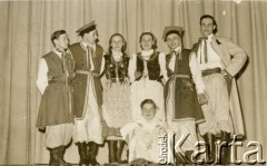 Lata 50., Anglia, Wielka Brytania.
Występ polskiego zespołu, w środku stoi Ewa Drągowska (potem Petrusewicz).
Fot. NN, udostępnili Ewa i Stefan Petrusewiczowie, zbiory Ośrodka KARTA