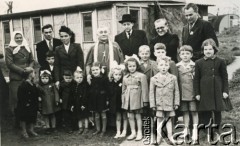 Po 1945, Anglia, Wielka Brytania.
Osiedle dla polskich uchodźców. Z prawej stoi pracownik oświatowy Antoni Drągowski, w środku ksiądz infułat Bronisław Michalski.
Fot. NN, udostępnili Ewa i Stefan Petrusewiczowie, zbiory Ośrodka KARTA