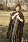 1961, Londyn, Anglia, Wielka Brytania.
Ewa Drągowska (potem Petrusewicz) w dniu uroczystego zakończenia studiów medycznych.
Fot. NN, udostępnili Ewa i Stefan Petrusewiczowie, zbiory Ośrodka KARTA
