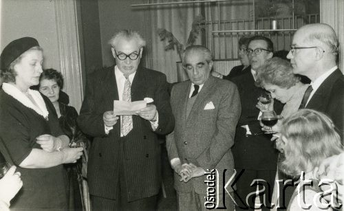 Lata 50., Londyn, Anglia, Wielka Brytania,
Z przodu od lewej: aktorka, współtwórczyni polskiego teatru emigracyjnego w Londynie Jadwiga Domańska, Antoni Drągowski, poeta, satyryk, autor tekstów piosenek Marian Hemar, pisarz, autor tekstów piosenek i słuchowisk Edward Chudzyński.
Fot. NN, udostępnili Ewa i Stefan Petrusewiczowie, zbiory Ośrodka KARTA