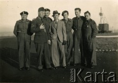 1940-1945, Wielka Brytania.
Polskie Siły Zbrojne w Wielkiej Brytanii. Żołnierze wojsk lądowych w towarzystwie lotnika.
Fot. NN, udostępnili Stanisława i Józef Kaleta, zbiory Ośrodka KARTA