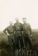 1940-1945, Wielka Brytania.
I Korpus Polski. Artylerzysta Józef Kaleta (z lewej) w towarzystwie kolegów.
Fot. NN, udostępnili Stanisława i Józef Kaleta, zbiory Ośrodka KARTA