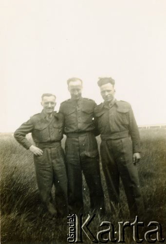 1940-1945, Wielka Brytania.
I Korpus Polski. Artylerzysta Józef Kaleta (z lewej) w towarzystwie kolegów.
Fot. NN, udostępnili Stanisława i Józef Kaleta, zbiory Ośrodka KARTA