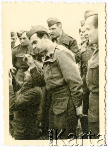 Prawdopodobnie 1940, Crawford, Szkocja, Wielka Brytania.
Polscy żołnierze na terenie obozu wojskowego.
Fot. NN, udostępnili Stanisława i Józef Kaleta, zbiory Ośrodka KARTA