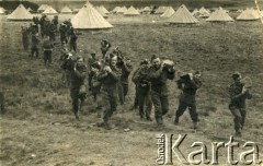 1940, prawdopodobnie Crawford, Szkocja, Wielka Brytania.
Obóz Polskich Sił Zbrojnych w Wielkiej Brytanii. Żołnierze przenoszą gruz.
Fot. NN, udostępnili Stanisława i Józef Kaleta, zbiory Ośrodka KARTA