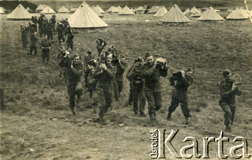 1940, prawdopodobnie Crawford, Szkocja, Wielka Brytania.
Obóz Polskich Sił Zbrojnych w Wielkiej Brytanii. Żołnierze przenoszą gruz.
Fot. NN, udostępnili Stanisława i Józef Kaleta, zbiory Ośrodka KARTA