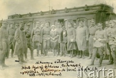 21.04.1919, Wołkowysk, Białoruś.
Sztab Dywizji Litewsko-Białoruskiej na dworcu w Wołkowysku podczas przejazdu z Wołkowyska do świeżo zdobytej Lidy. Na zdjęciu kapitan Tadeusz Münnich, szef Oddziału V Dowództwa Frontu Litewsko-Białoruskiego.
Fot. NN, udostępnił Krzysztof Münnich, zbiory Ośrodka KARTA