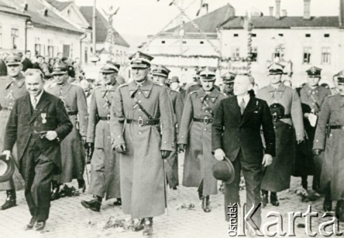 Październik 1938, Jabłonkowo, Zaolzie.
Wkroczenie wojsk polskich do miasta. Przez rynek maszeruje marszałek Edward Rydz-Śmigły (z przodu, w środku) oraz z tyłu: generał Władysław Bortnowski (3. od lewej), pułkownik Tadeusz Münnich, generał Wacław Stachiewicz.
Fot. NN, udostępnił Krzysztof Münnich, zbiory Ośrodka KARTA