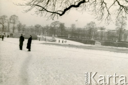 1939-1940, Paryż, Francja.
Krzysztof Münnich (po prawej) ze znajomym. W tle widoczna zapora balonowa. 
Fot. NN, udostępnił Krzysztof Münnich, zbiory Ośrodka KARTA