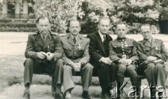 Maj 1940, Vichy, Francja. 
Rezerwowy ośrodek wyszkolenia oficerów. Na ławce, od lewej, siedzą: NN, Marian Zyndram-Kościałkowski, Józef Jaklicz, Tadeusz Münnich, Konrad Libicki. Fot. NN, udostępnił Krzysztof Münnich, zbiory Ośrodka KARTA