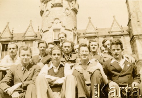 1940-1941, Pitlochry, Szkocja, Wielka Brytania.
Krzysztof Münnich (z przodu, po lewej) z kolegami z Liceum im. Juliusza Słowackiego w Dunalastair House, w którym zdał egzamin maturalny.
Fot. NN, udostępnił Krzysztof Münnich, zbiory Ośrodka KARTA