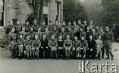 1940-1941, Pitlochry, Szkocja, Wielka Brytania.
Fotografia zbiorowa uczniów i nauczycieli Liceum im. Juliusza Słowackiego w Dunalastair House. Drugi od prawej siedzi Krzysztof Münnich.
Fot. NN, udostępnił Krzysztof Münnich, zbiory Ośrodka KARTA