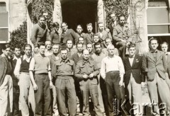 1940-1941, Pitlochry, Szkocja, Wielka Brytania.
Fotografia zbiorowa uczniów i nauczycieli Liceum im. Juliusza Słowackiego w Dunalastair House, w którym Krzysztof Münnich (z tyłu, 4. od prawej) zdał egzamin maturalny.
Fot. NN, udostępnił Krzysztof Münnich, zbiory Ośrodka KARTA